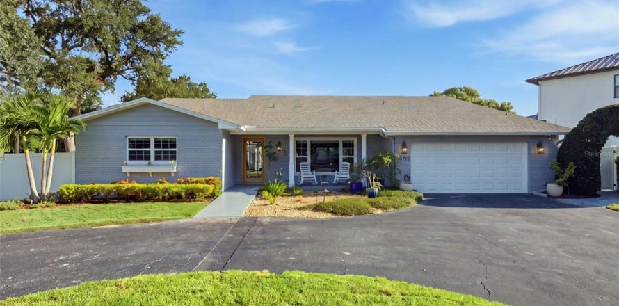House in Tampa, Florida 3 bedrooms, 249.35 sq.m. № 2345611