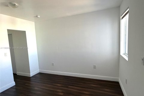 Снять в аренду квартиру в Майами, Флорида 1 спальня, 43.66м2, № 2028815 - фото 3