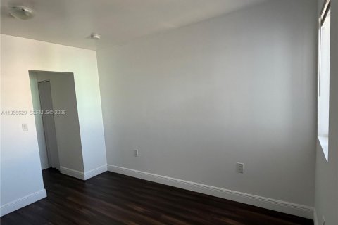 Снять в аренду квартиру в Майами, Флорида 1 спальня, 43.66м2, № 2028815 - фото 4