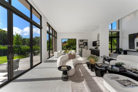 House in Pinecrest, Florida 7 bedrooms, 735.88 sq.m. № 2169337 - photo 2