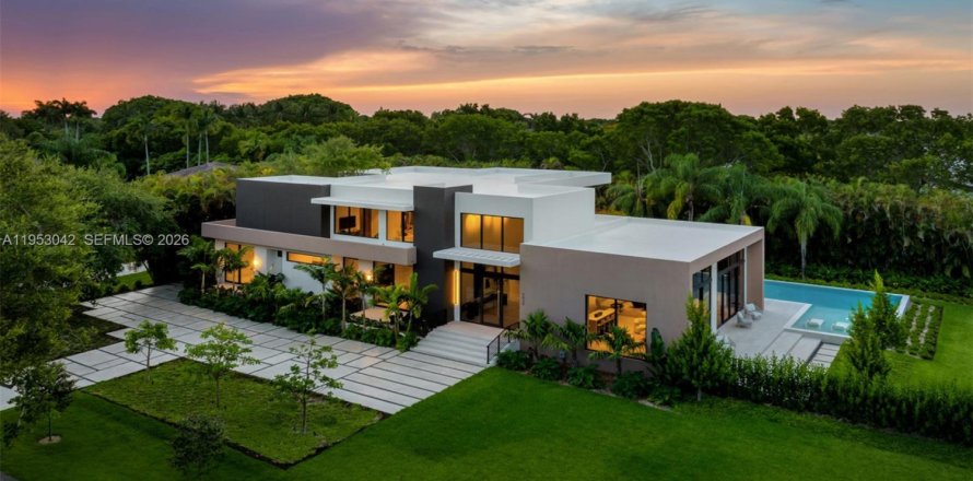 House in Pinecrest, Florida 7 bedrooms, 735.88 sq.m. № 2169337