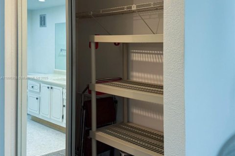 Condo in Weston, Florida, 2 bedrooms  № 1946892 - photo 13
