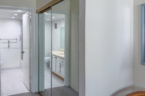 Condo in Weston, Florida, 2 bedrooms  № 1946892 - photo 12