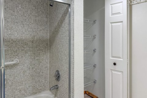 Condo in Weston, Florida, 2 bedrooms  № 1946892 - photo 17