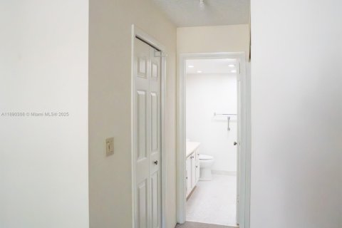 Condo in Weston, Florida, 2 bedrooms  № 1946892 - photo 18