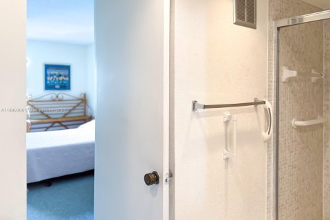 Condo in Weston, Florida, 2 bedrooms  № 1946892 - photo 21