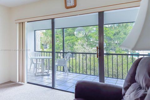 Condo in Weston, Florida, 2 bedrooms  № 1946892 - photo 25