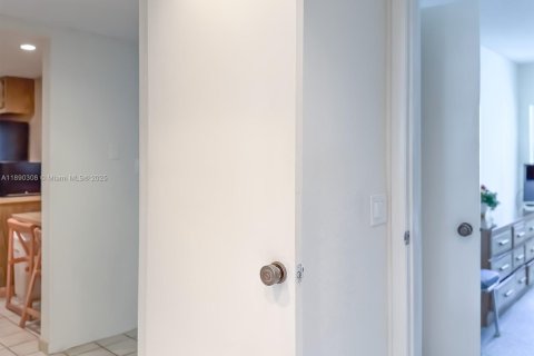 Condo in Weston, Florida, 2 bedrooms  № 1946892 - photo 24