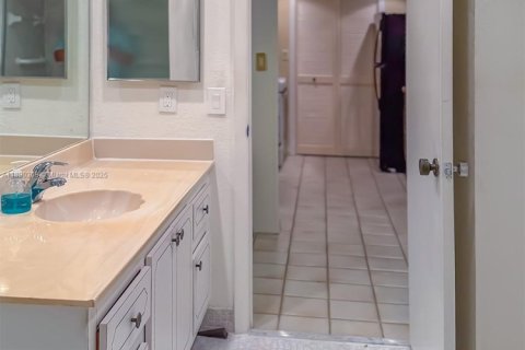 Condo in Weston, Florida, 2 bedrooms  № 1946892 - photo 23