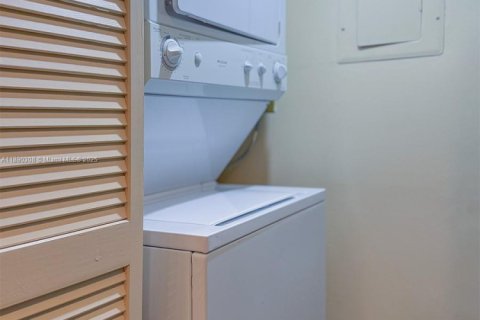 Condo in Weston, Florida, 2 bedrooms  № 1946892 - photo 28