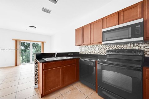 Condo in Doral, Florida, 2 bedrooms  № 1822038 - photo 13