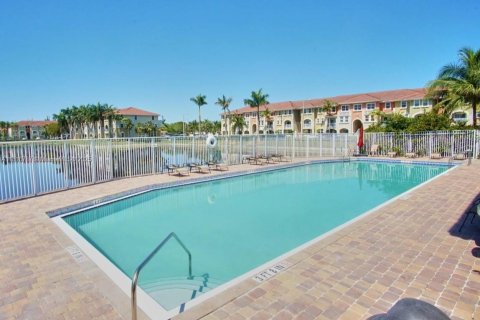 Condo in Doral, Florida, 2 bedrooms  № 1822038 - photo 11