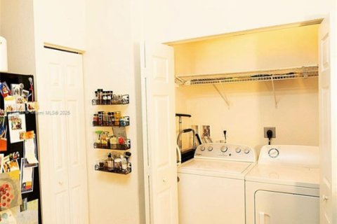Condo in Doral, Florida, 2 bedrooms  № 1822038 - photo 6