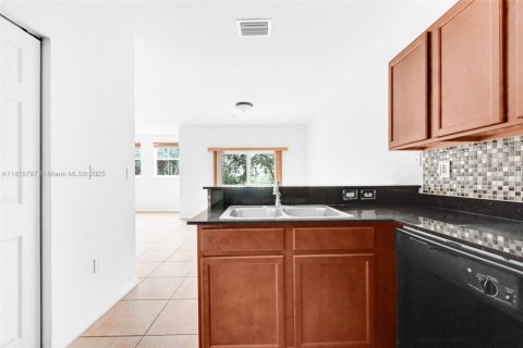 Condo in Doral, Florida, 2 bedrooms  № 1822038 - photo 14