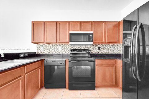 Condo in Doral, Florida, 2 bedrooms  № 1822038 - photo 12
