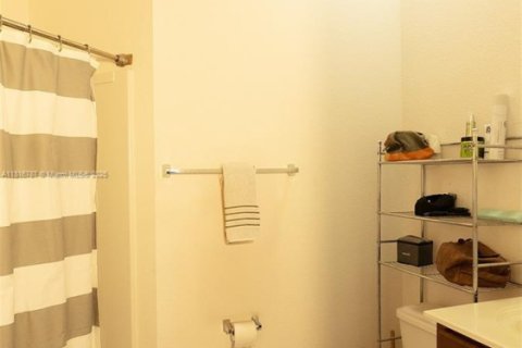 Condo in Doral, Florida, 2 bedrooms  № 1822038 - photo 7
