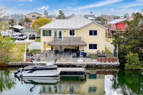 House in Hernando Beach, Florida 3 bedrooms, 188.87 sq.m. № 1612663 - photo 1