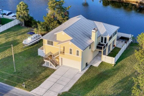 House in Hernando Beach, Florida 3 bedrooms, 188.87 sq.m. № 1612663 - photo 5