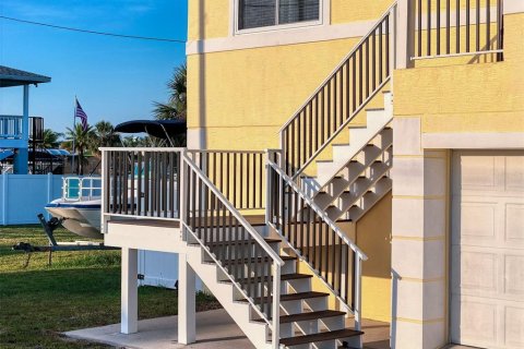 House in Hernando Beach, Florida 3 bedrooms, 188.87 sq.m. № 1612663 - photo 4