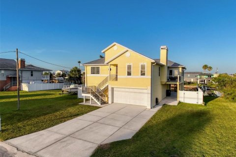 House in Hernando Beach, Florida 3 bedrooms, 188.87 sq.m. № 1612663 - photo 2
