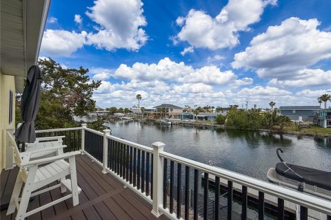 House in Hernando Beach, Florida 3 bedrooms, 188.87 sq.m. № 1612663 - photo 18