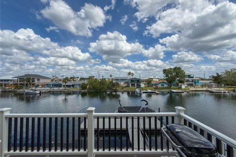 House in Hernando Beach, Florida 3 bedrooms, 188.87 sq.m. № 1612663 - photo 19