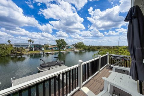 House in Hernando Beach, Florida 3 bedrooms, 188.87 sq.m. № 1612663 - photo 14