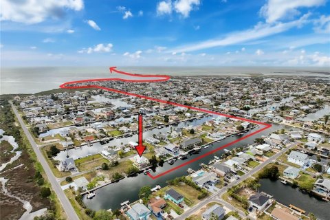 House in Hernando Beach, Florida 3 bedrooms, 188.87 sq.m. № 1612663 - photo 7