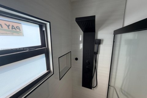 Villa ou maison à vendre à Miami, Floride: 2 chambres, 91.14 m2 № 2417486 - photo 10
