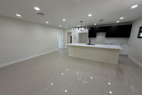 Villa ou maison à vendre à Miami, Floride: 2 chambres, 91.14 m2 № 2417486 - photo 4