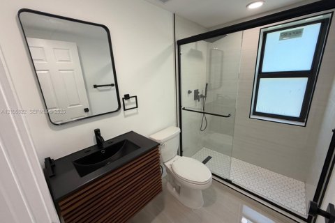 Villa ou maison à vendre à Miami, Floride: 2 chambres, 91.14 m2 № 2417486 - photo 9