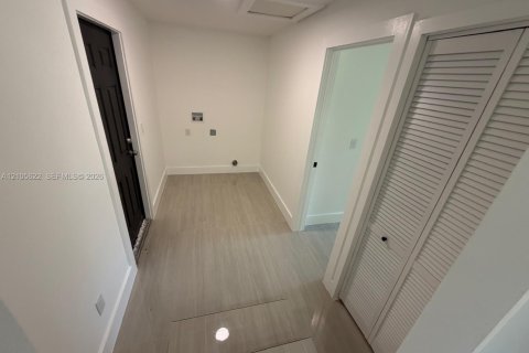 Villa ou maison à vendre à Miami, Floride: 2 chambres, 91.14 m2 № 2417486 - photo 12