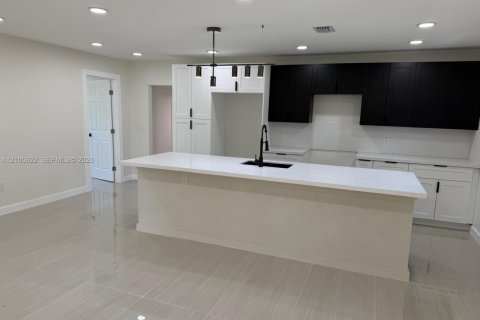 Villa ou maison à vendre à Miami, Floride: 2 chambres, 91.14 m2 № 2417486 - photo 3