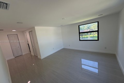 Villa ou maison à vendre à Miami, Floride: 2 chambres, 91.14 m2 № 2417486 - photo 11