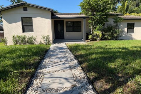 Villa ou maison à vendre à Miami, Floride: 2 chambres, 91.14 m2 № 2417486 - photo 2