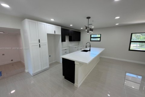 Villa ou maison à vendre à Miami, Floride: 2 chambres, 91.14 m2 № 2417486 - photo 5