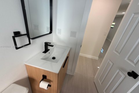 Villa ou maison à vendre à Miami, Floride: 2 chambres, 91.14 m2 № 2417486 - photo 16