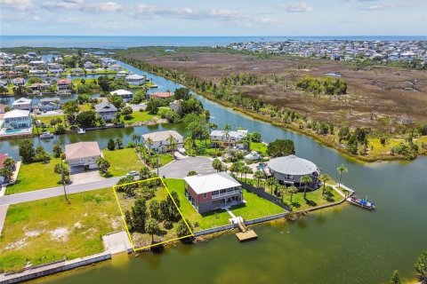 Terreno en venta en Hernando Beach, Florida № 1912837 - foto 1