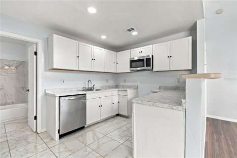 Condo in Tampa, Florida, 2 bedrooms № 2378338 - photo 23