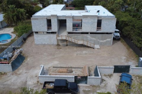 House in Miami, Florida 6 bedrooms, 891.86 sq.m. № 2022993 - photo 11