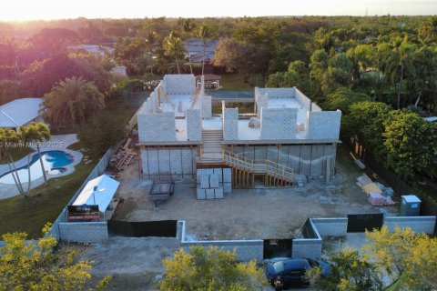 House in Miami, Florida 6 bedrooms, 891.86 sq.m. № 2022993 - photo 12