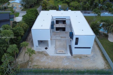 House in Miami, Florida 6 bedrooms, 891.86 sq.m. № 2022993 - photo 4