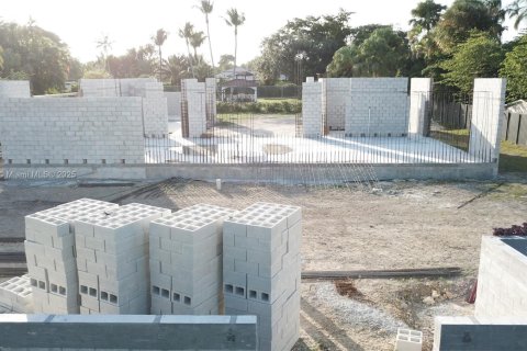 House in Miami, Florida 6 bedrooms, 891.86 sq.m. № 2022993 - photo 18