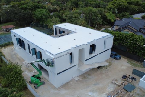 House in Miami, Florida 6 bedrooms, 891.86 sq.m. № 2022993 - photo 3