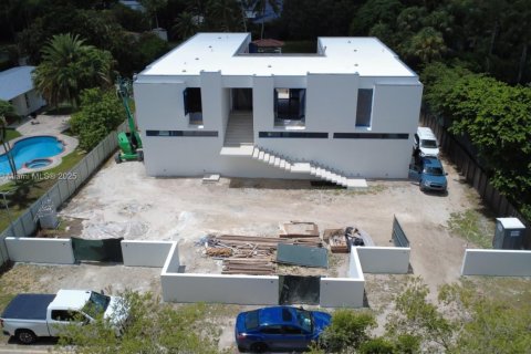 House in Miami, Florida 6 bedrooms, 891.86 sq.m. № 2022993 - photo 1