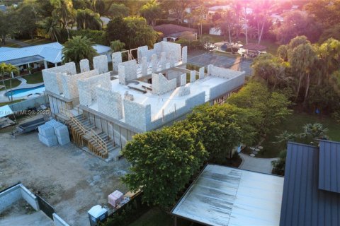 House in Miami, Florida 6 bedrooms, 891.86 sq.m. № 2022993 - photo 13