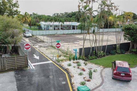 House in Miami, Florida 6 bedrooms, 891.86 sq.m. № 2022993 - photo 26