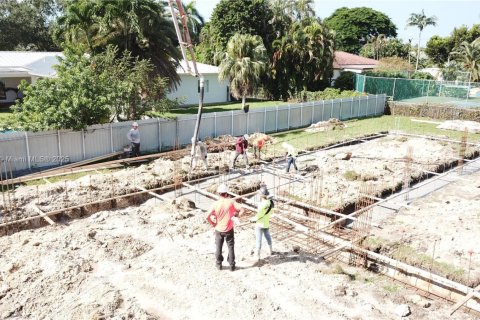 House in Miami, Florida 6 bedrooms, 891.86 sq.m. № 2022993 - photo 25