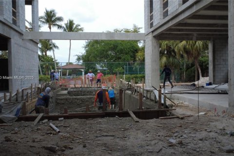 House in Miami, Florida 6 bedrooms, 891.86 sq.m. № 2022993 - photo 7