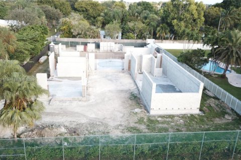 House in Miami, Florida 6 bedrooms, 891.86 sq.m. № 2022993 - photo 21